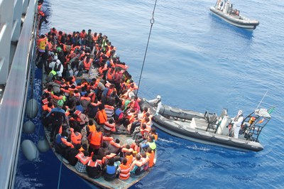 Operação Tritão resgata refugiados no Mediterrâneo