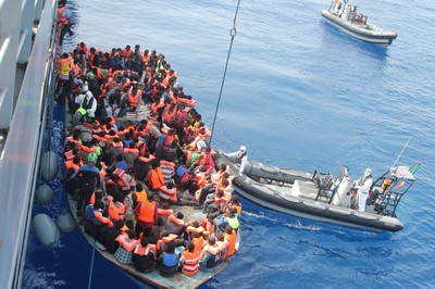 Operação Tritão resgata refugiados no Mediterrâneo