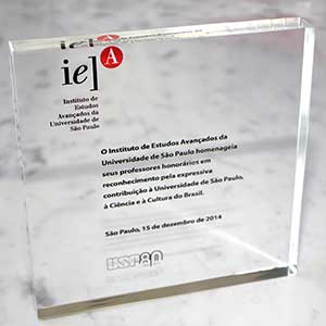 Placa em homenagem aos professores visitantes do IEA