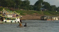 Rio com barcos