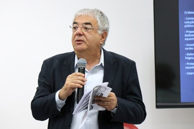Participante do público fala durante o debate