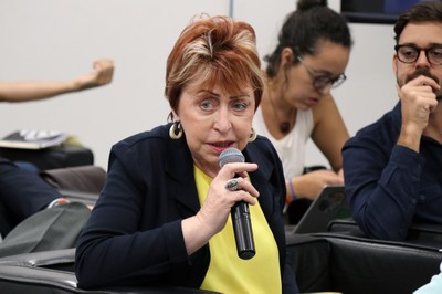 Participante do público fala durante o debate