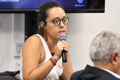 Participante do público fala durante o debate