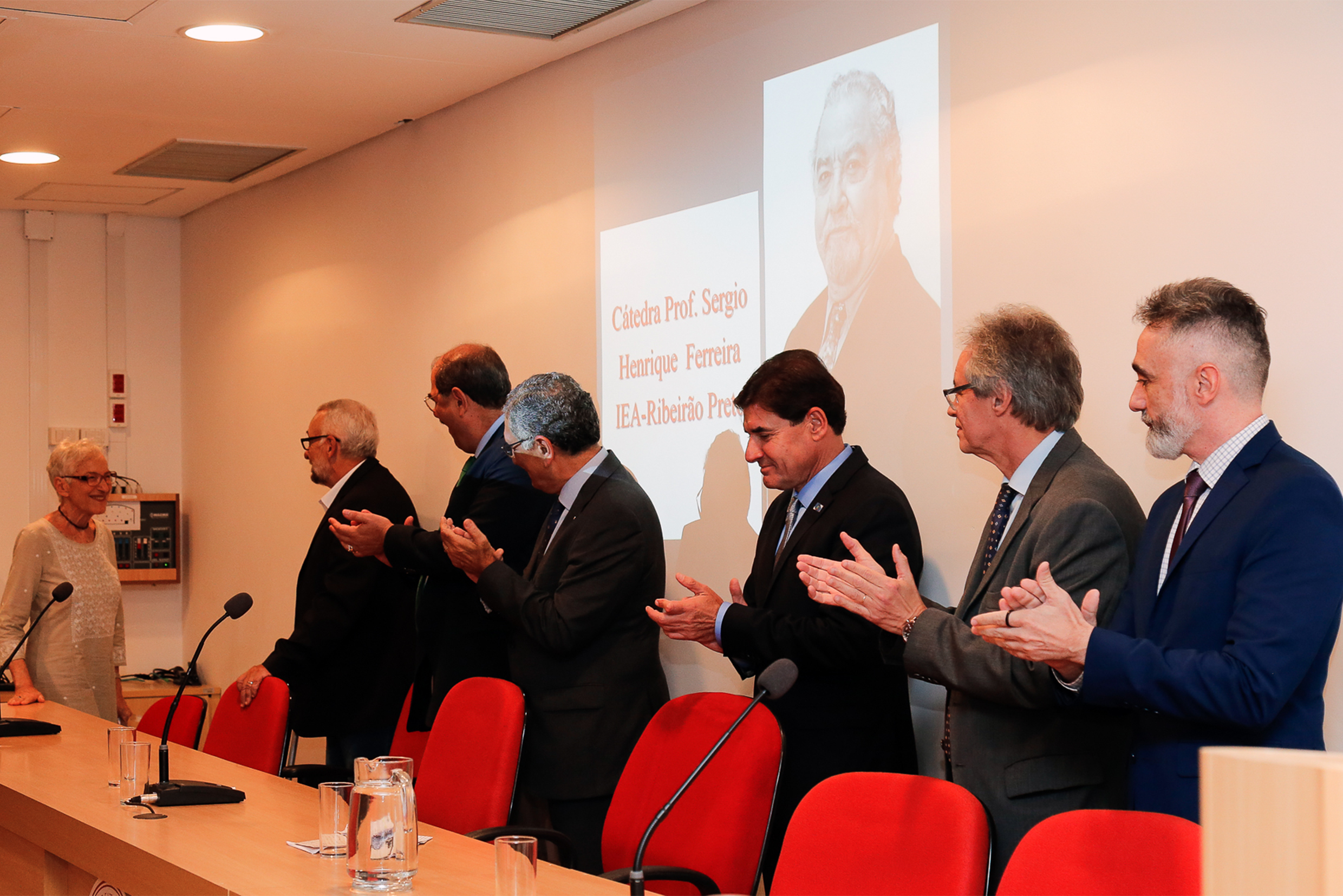 A partir da esquerda, Clotilde Rossetti Ferreira, Paulo Saldiva, Luiz Roberto Liza Curi, Vahan Agopyan, Antonio Duarte Nogueira, Mozart Ramos, Antonio José da Costa Filho e Fernando de Queiroz Cunha