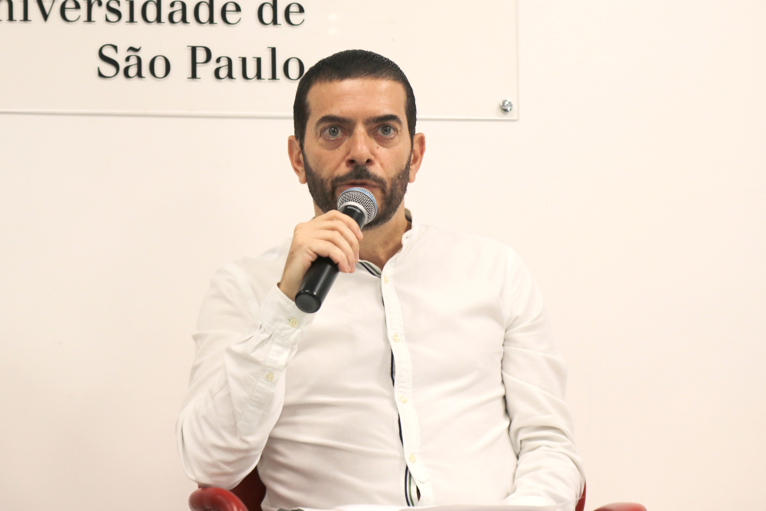 Paulo Farah abre o evento e apresenta a expositora