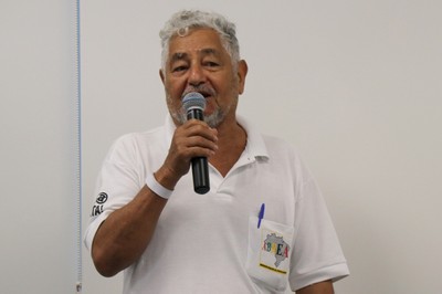 Participante do público fala durante o debate