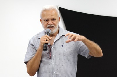 Participante fala durante o debate