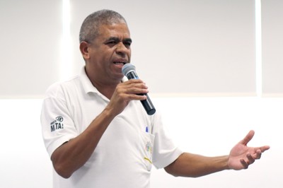 Participante faz perguntas a expositora