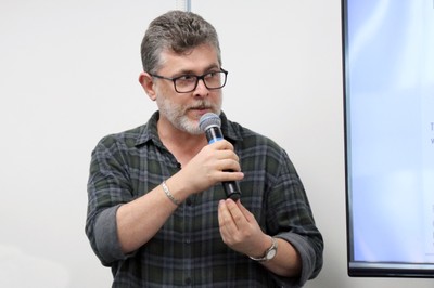 Participante faz perguntas a expositora