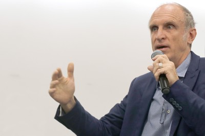 Martin Grossmann fala durante o debate