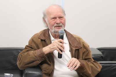 Umberto Cirdani fala durante o debate
