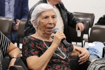 Yvonne Mascarenhas faz perguntas aos expositores