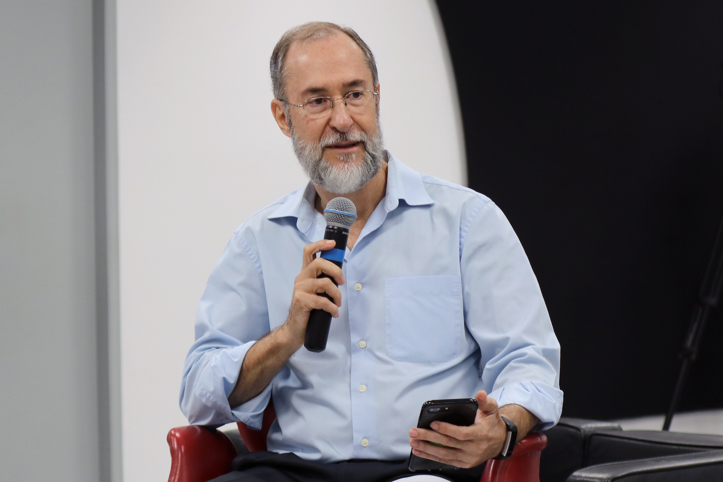 Antonio Mauro Saraiva abre o evento e apresenta Tim Hirsch