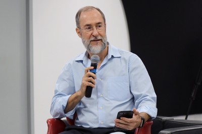 Antonio Mauro Saraiva abre o evento e apresenta Tim Hirsch