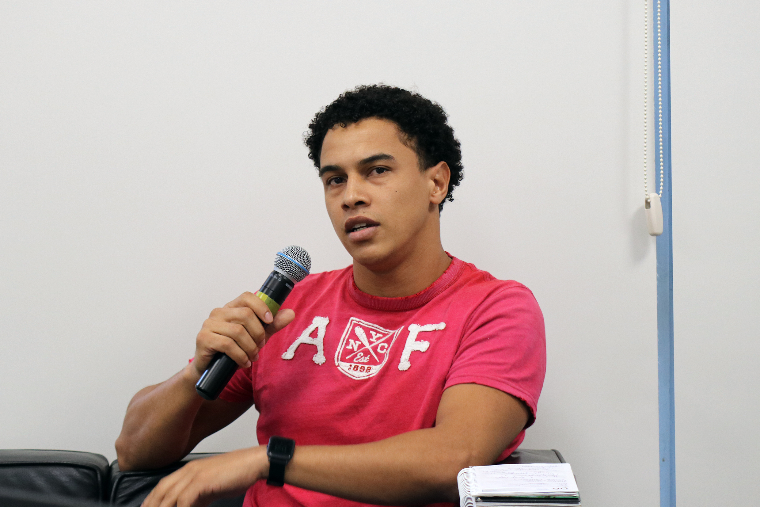 Participante do público faz perguntas ao expositor