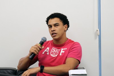 Participante do público faz perguntas ao expositor