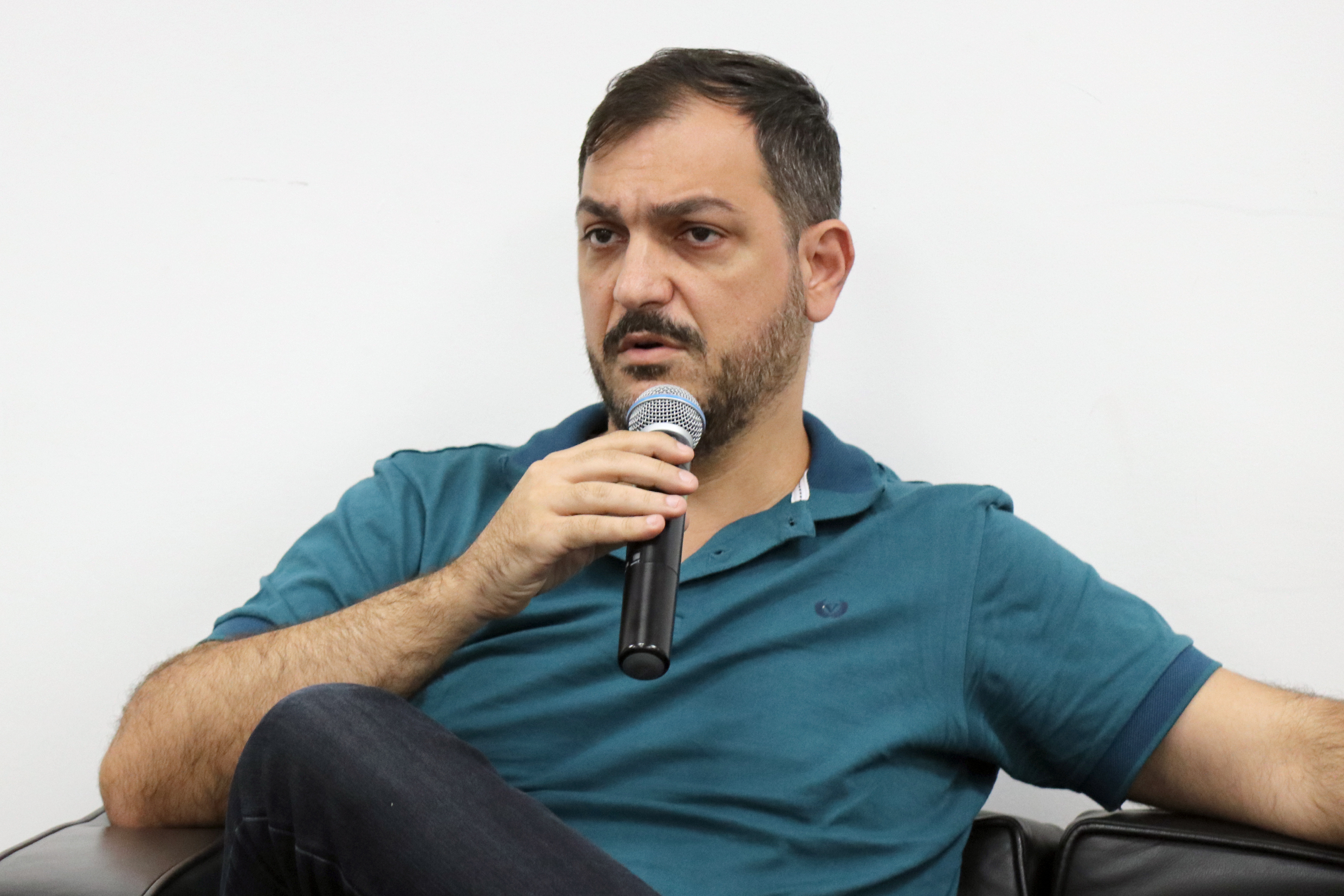 Participante faz perguntas ao expositor durante o debate