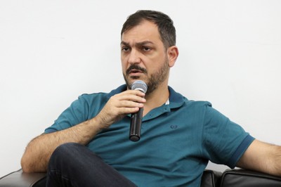 Participante faz perguntas ao expositor durante o debate