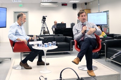 Tim Hirsch responde as perguntas do público