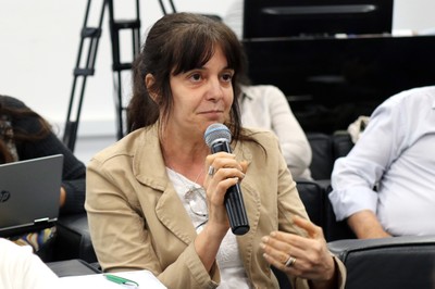 Participante do público faz perguntas ao expositor