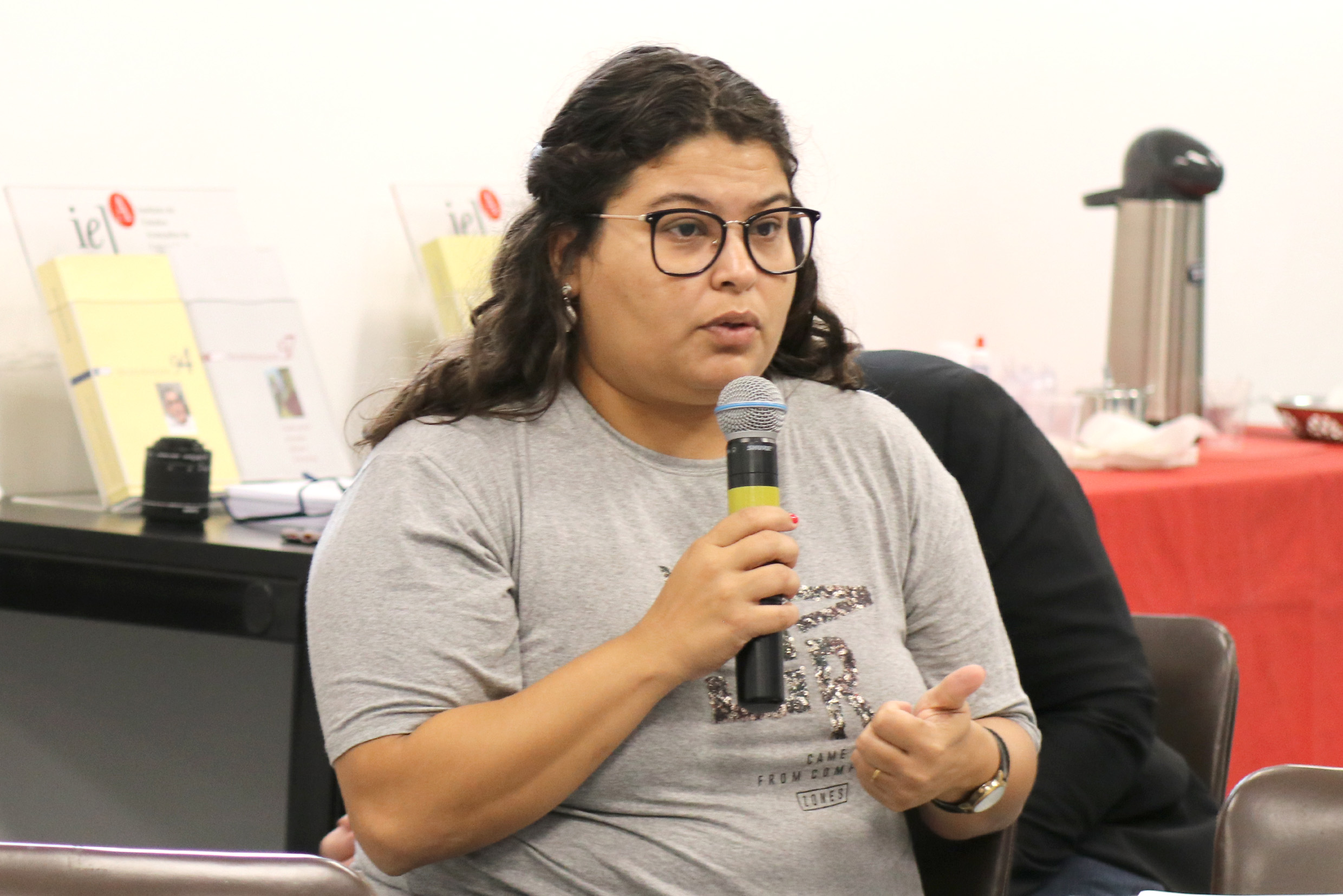 Participante do público faz perguntas durante o debate