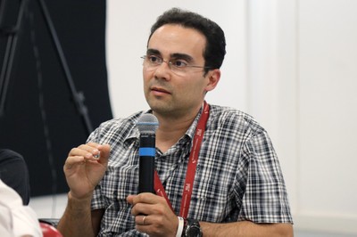 Lincoln Suesdek faz perguntas ao expositor durante o debate