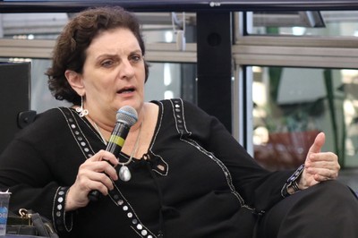 Participante do público faz perguntas durante o debate