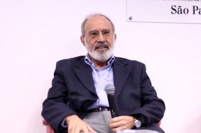 Guilherme Ary Plonski faz a abertura do evento