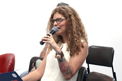 Elen Nas fala durante o debate