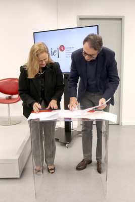 Wanda Maria Risso Günther e Marcos César Alvarez, assinam Termo de Cooperação entre o Núcleo de Estudos da Violência da USP e o Centro de Síntese USP Cidades Globais 