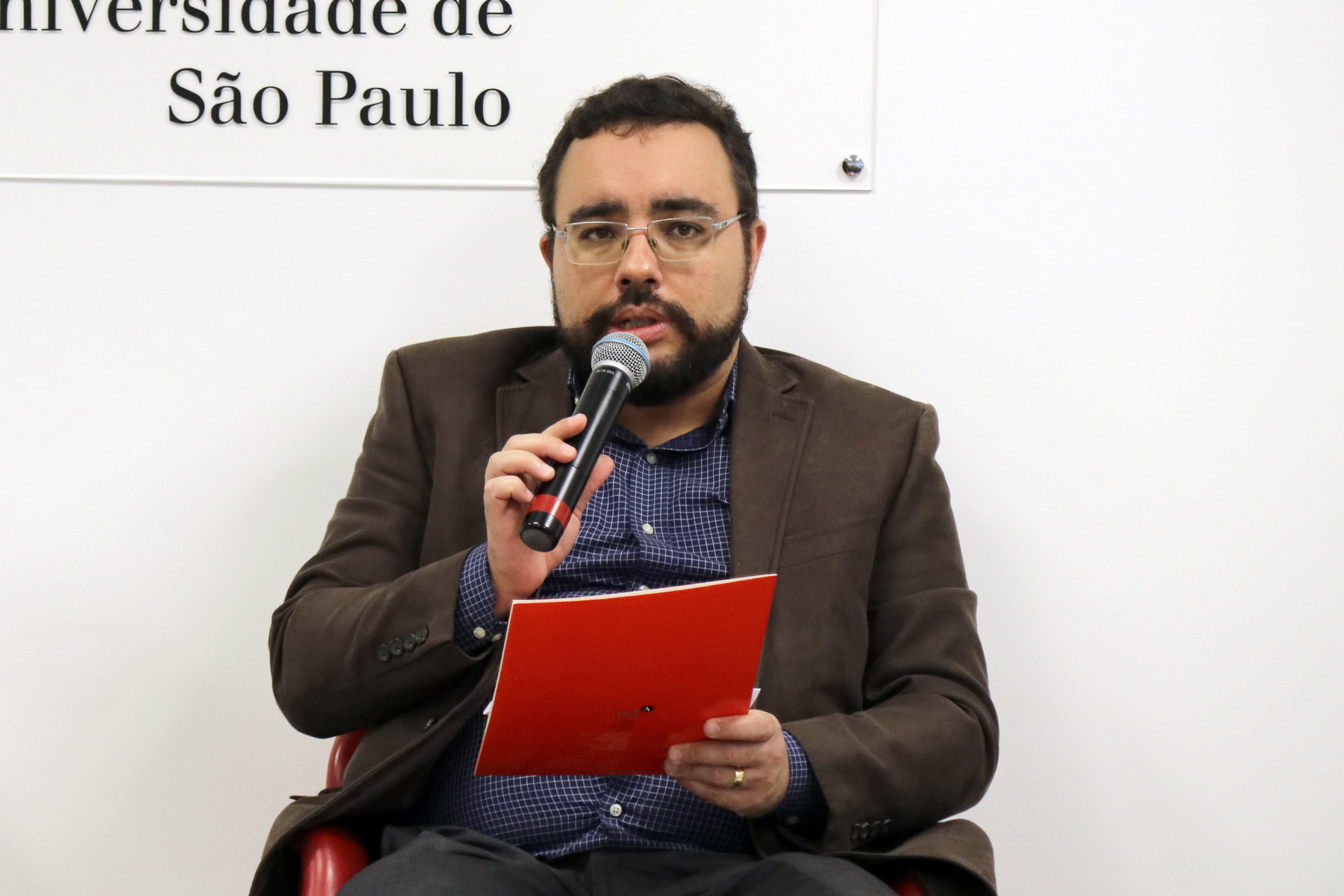 Vinícius Rodrigues Vieira apresenta o expositor