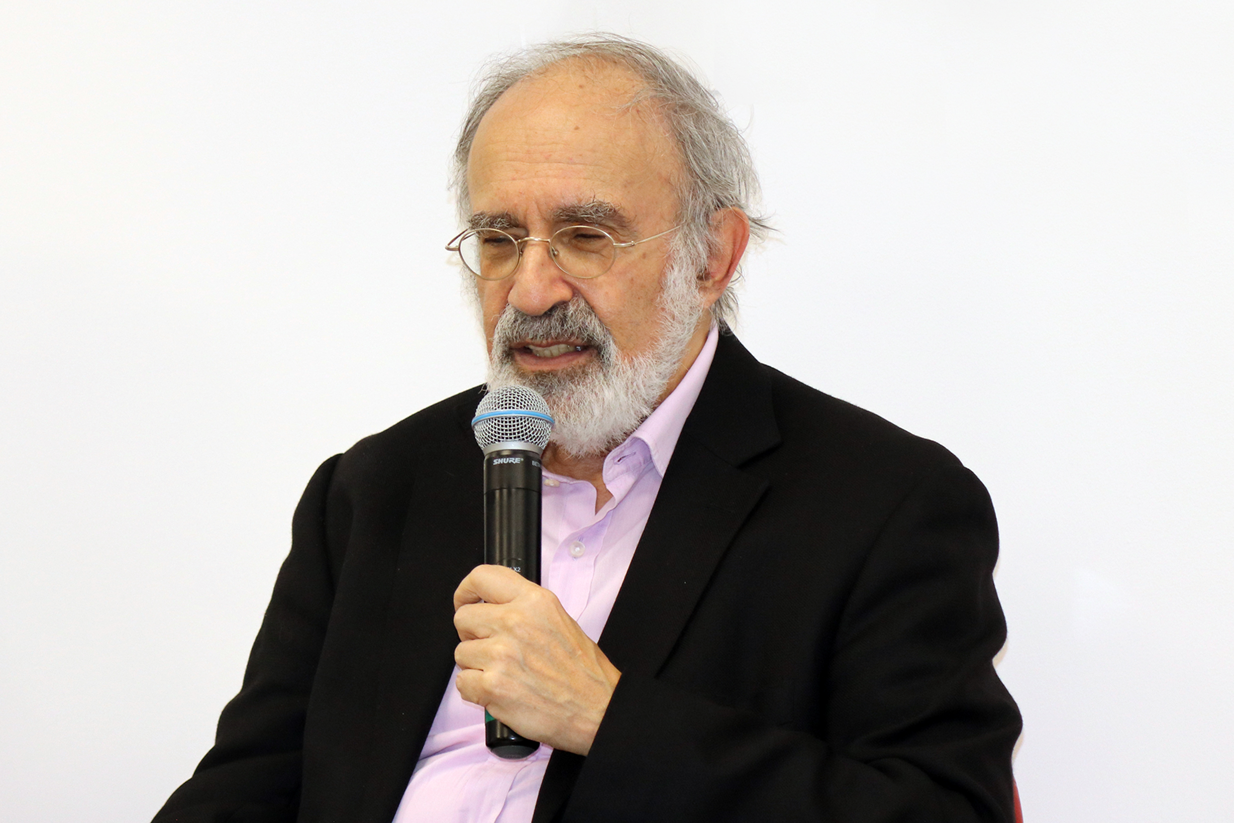 Guilherme Ary Plonski faz a abertura
