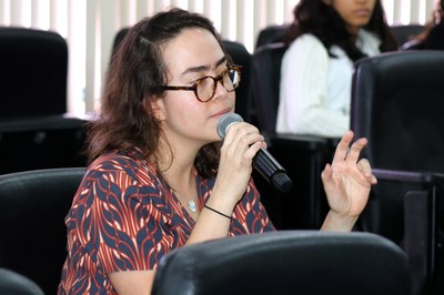 Participante fala durante o debate
