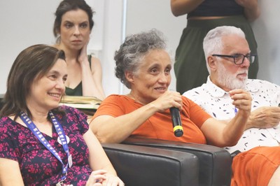 Ester Sabino faz perguntas durante o evento.jpg