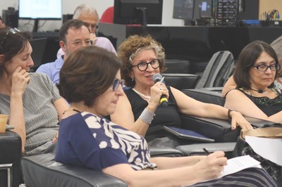 Maria Amélia Veras faz perguntas durante o evento.jpg