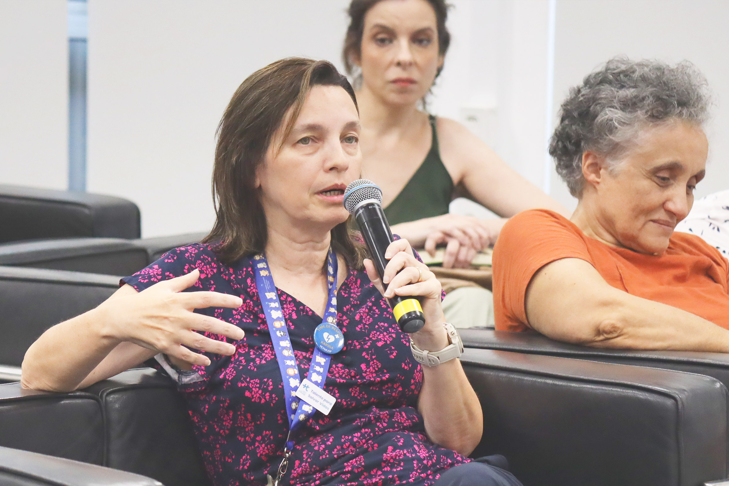 Público faz perguntas durante o evento.jpg