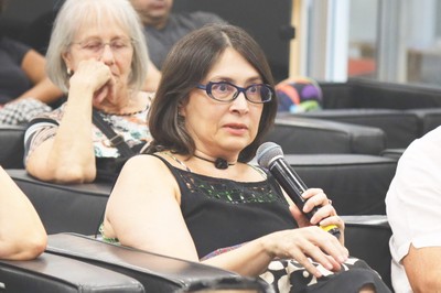 Silvia Costa faz perguntas durante o evento.jpg