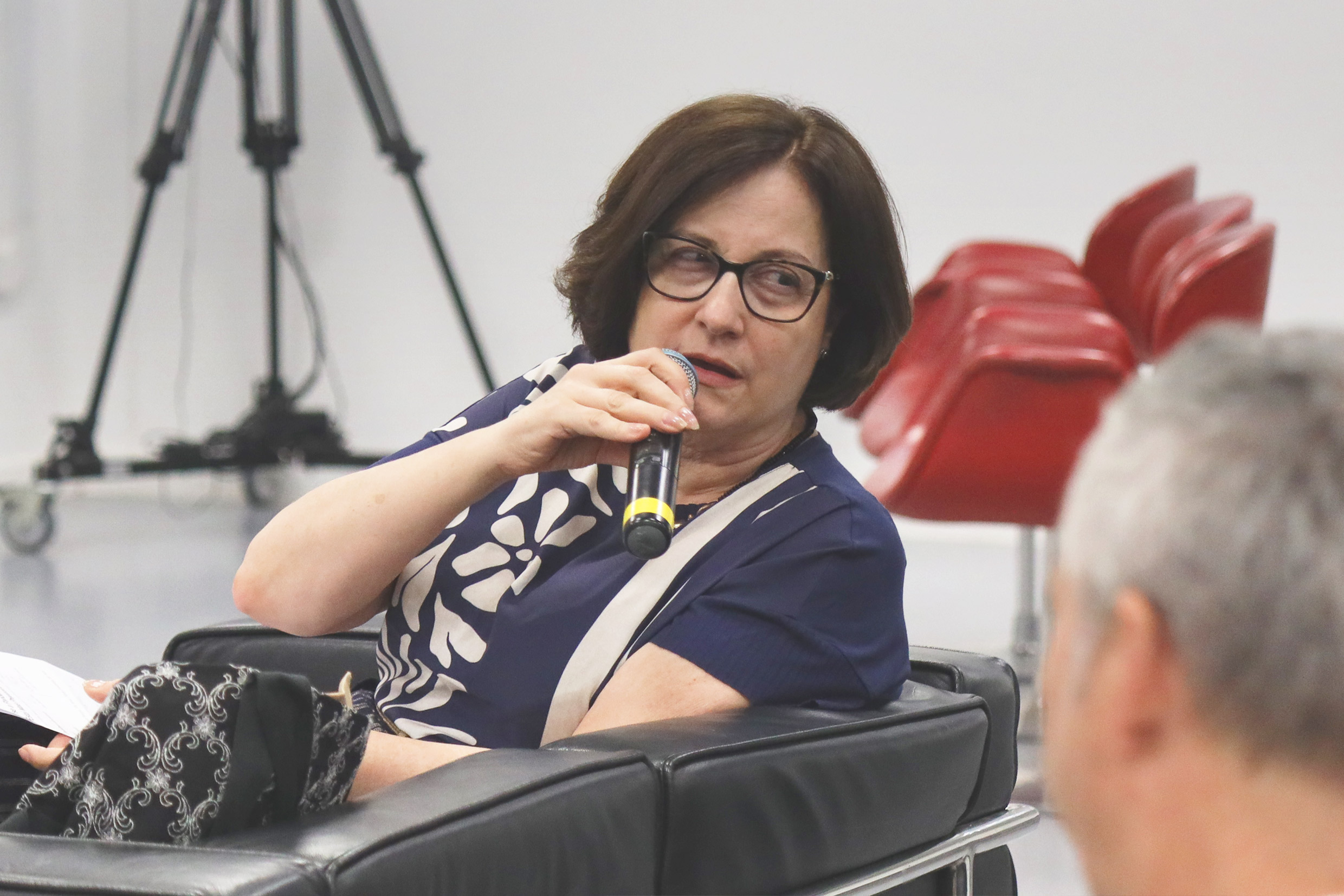 Roseli de Deus Lopes faz perguntas durante o evento.jpg