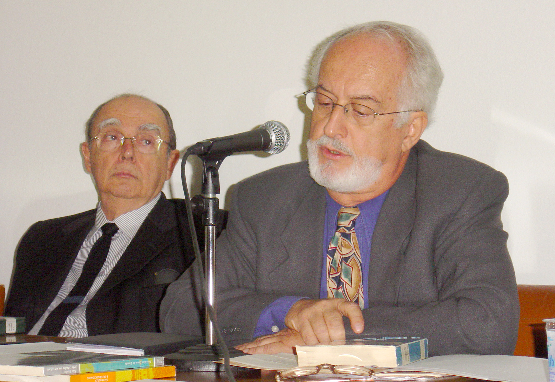 Nestor Goulart Reis e Carlos Guilherme Mota