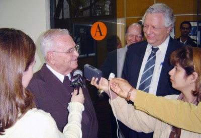 Dom Paulo Evaristo Arns concede entrevista aos reporteres na entrada do evento