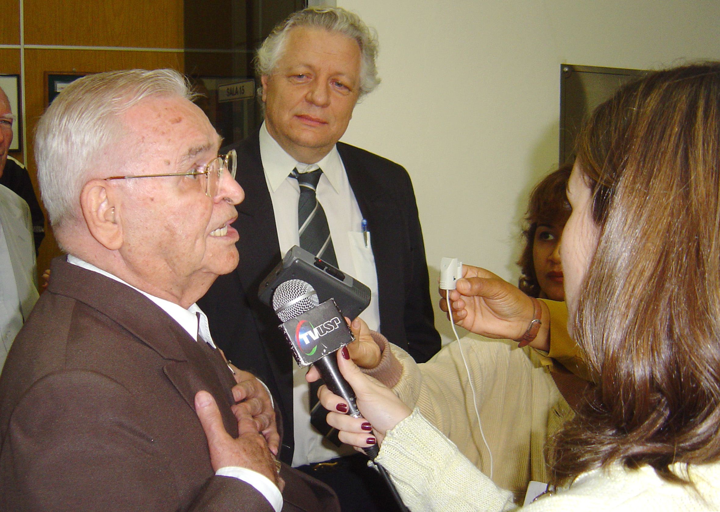 Dom Paulo Evaristo Arns concede entrevista aos reporteres na entrada do evento