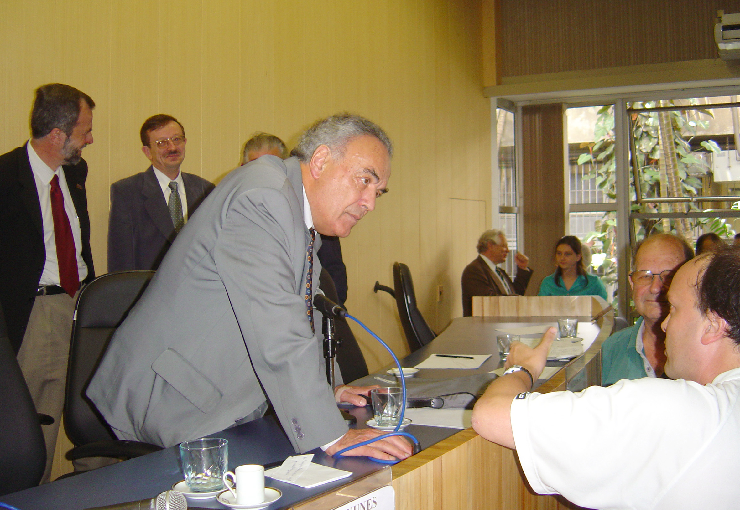 Werner Arber conversa com participante do público