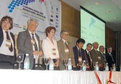 Participantes na mesa de abertura do evento