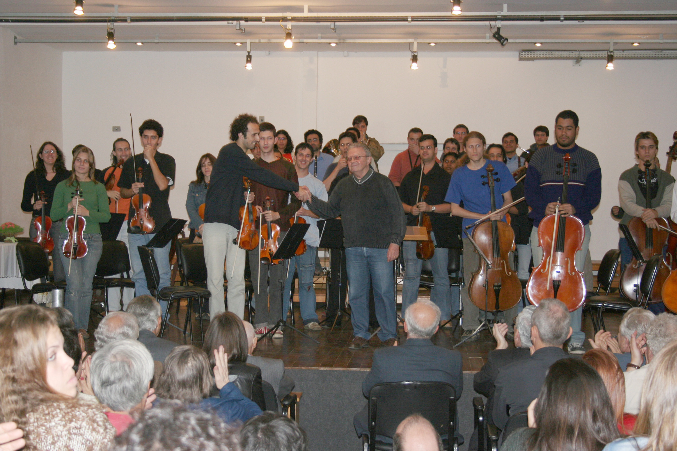 Maestro Olivier Toni recebe cumprimentos de musico da Orquetra ao final da apresentação