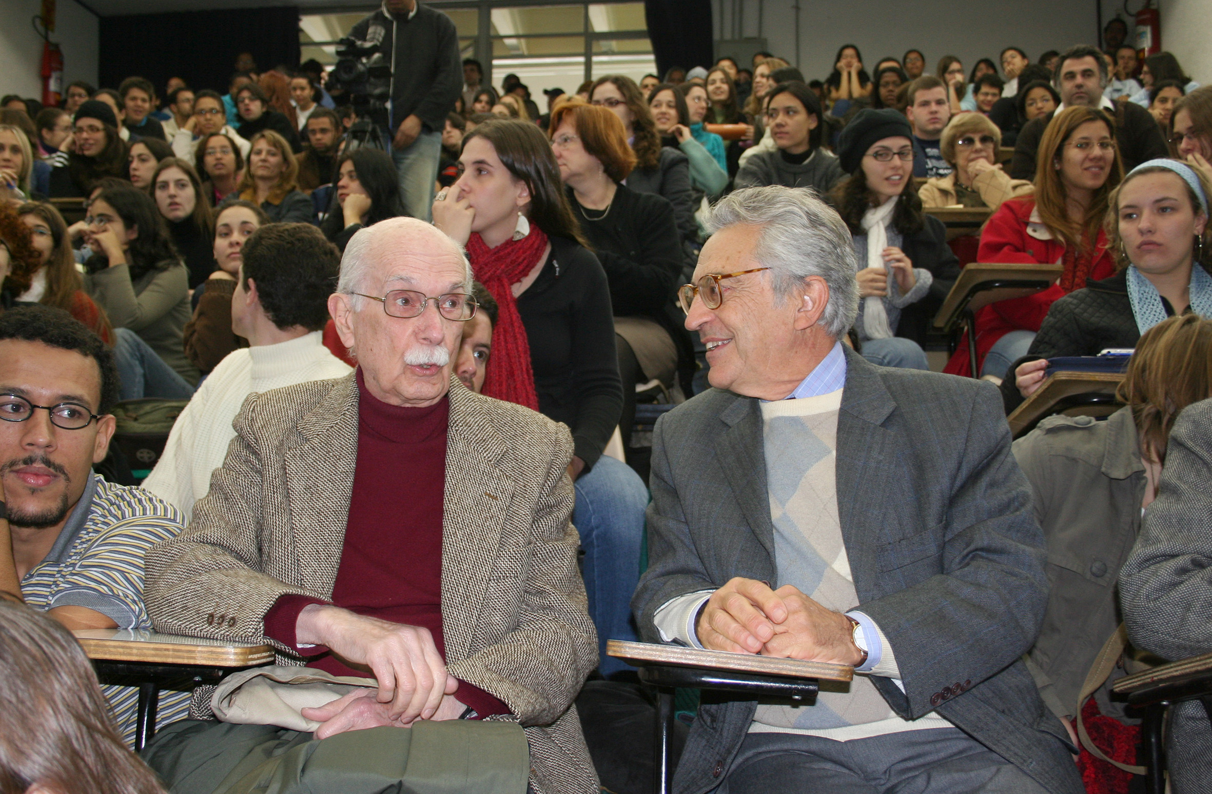 Antonio Candido e Alfredo Bosi conversam na platéia enquanto aguardam o inicio do evento