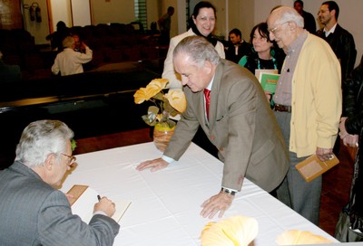 Alfredo Bosi em sessão de autógrafos do Livro "Brás Cubas em três Versões - Estudos Machadianos" - 22 de agosto de 2006