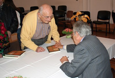 Alfredo Bosi autografa livro para José Mindlin