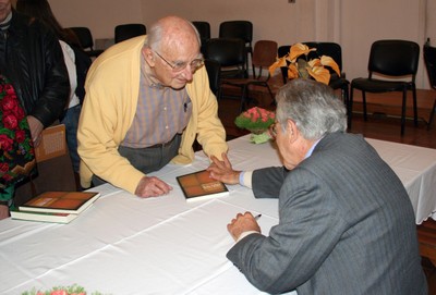 Alfredo Bosi autografa livro para José Mindlin