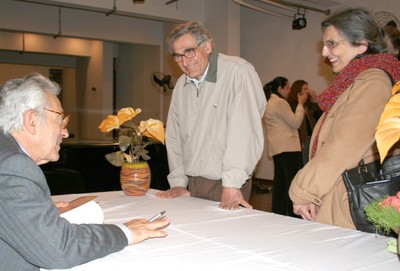 Alfredo Bosi autografa livro para Ernest e Amélia Hamburguer 