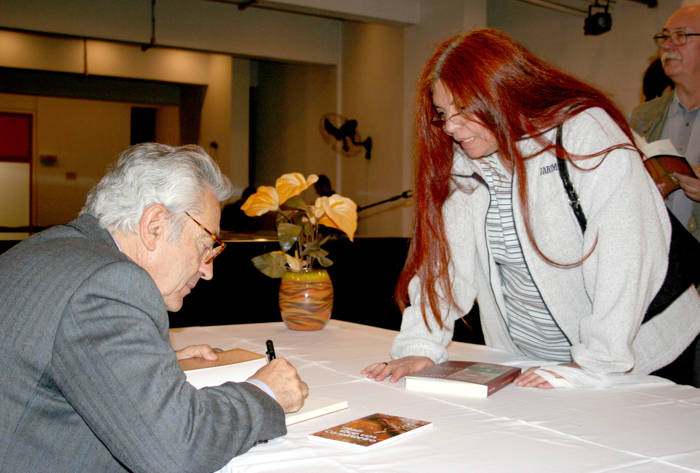 Alfredo Bosi autografa livro para Marlui Miranda